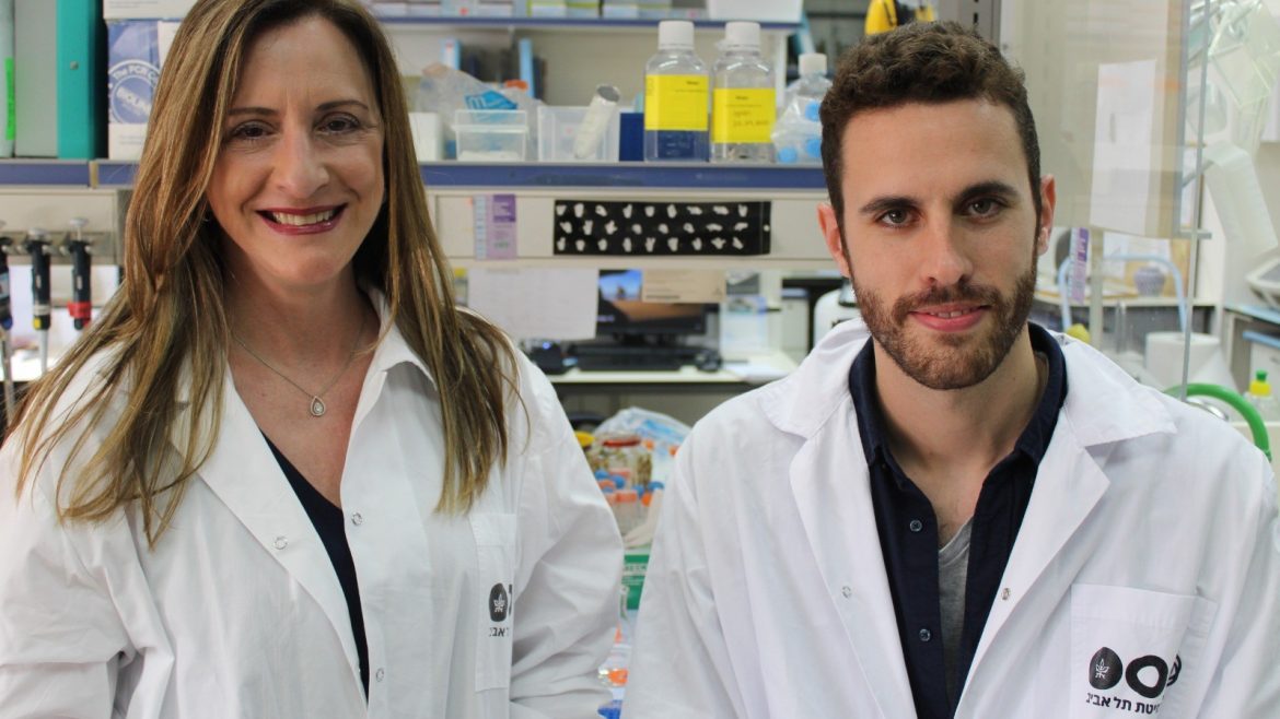 La profesora Karen Avraham y el estudiante de doctorado Shahar Taiber. Foto cortesía de la Universidad de Tel Aviv.