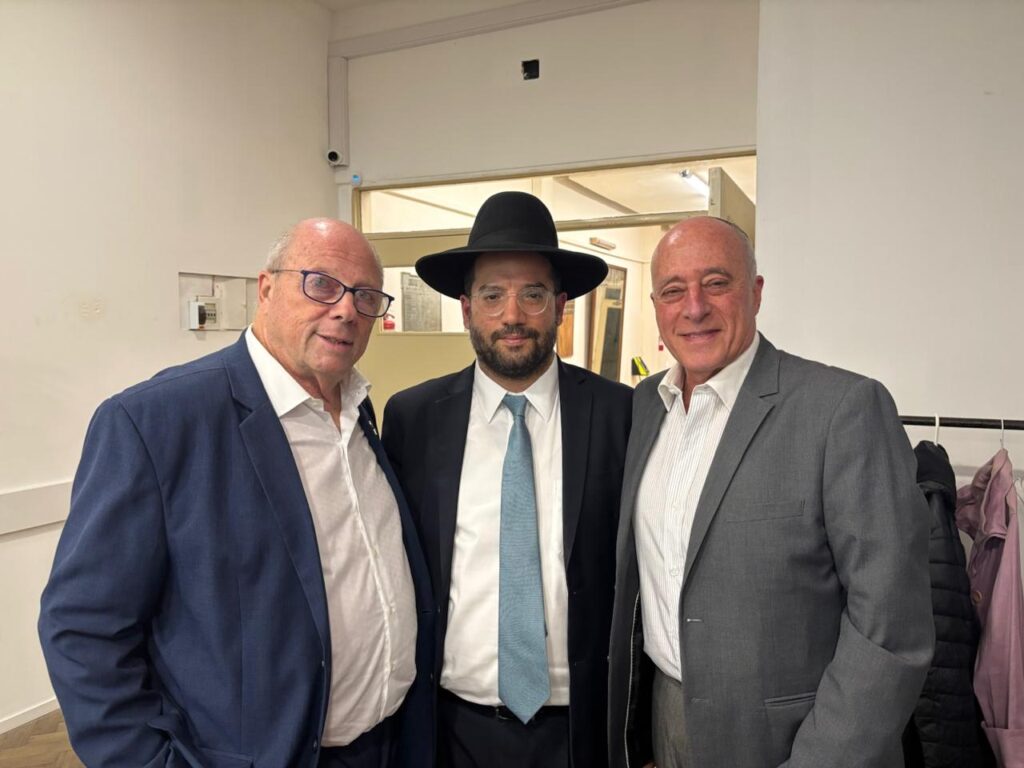 Mario Sobol, el Rabino Eliahu Hamra y el director de ItonGadol, Daniel Berliner