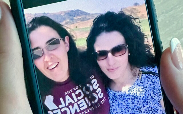Emma Tsurkov, a la derecha, junto a Elizabeth Tsurkov. 